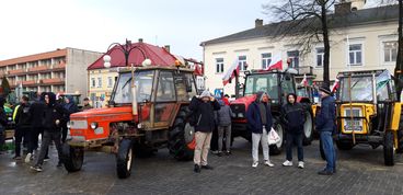 Kilkadziesiąt ciągników wyjechało dziś na drogi powiatu wieluńskiego. Rolnicy protestowali przeciw unijnej polityce rolnej